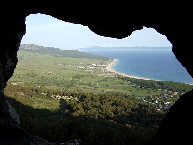 Bella vista desde la Cueva del Moro sobre todo el Estrecho de Gibraltar.